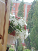Букет цветов у дверей
